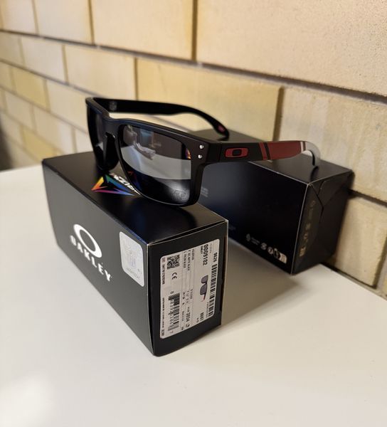Окуляри сонцезахисні Oakley Holbrook Atlanta Falcons чорні з лінзами  Prizm Black 00097-1 фото