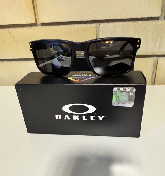 Окуляри сонцезахисні Oakley Holbrook Pittsburgh Steelers чорні з лінзами  Prizm Black 00097-3 фото