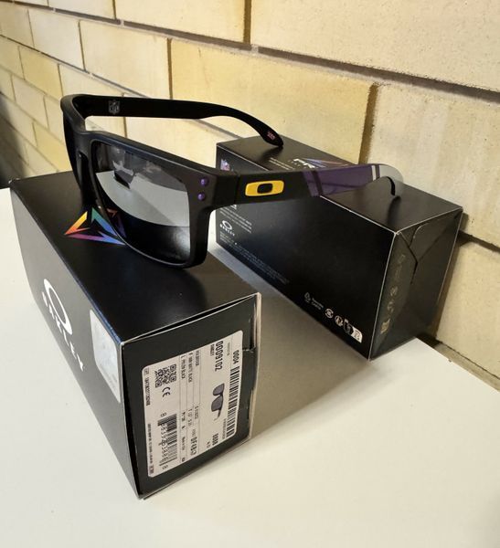 Окуляри сонцезахисні Oakley Holbrook Minnesota Vikings чорні з лінзами  Prizm Black 00097-4 фото