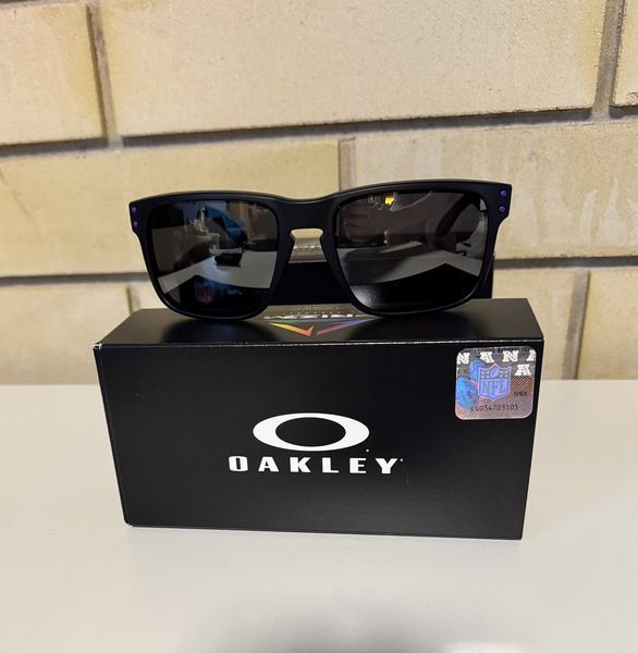 Окуляри сонцезахисні Oakley Holbrook Minnesota Vikings чорні з лінзами  Prizm Black 00097-4 фото