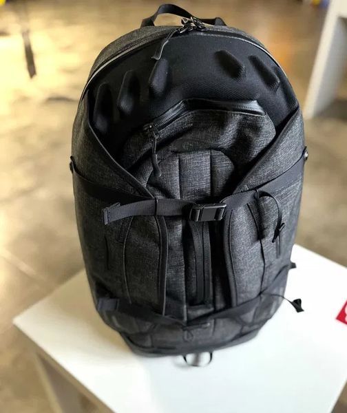 Рюкзак Oakley Aero Pack Blackout 26L Сірий 001641 фото