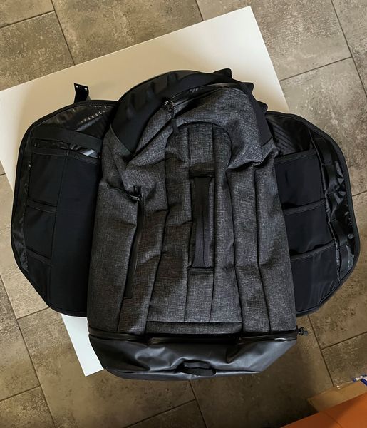 Рюкзак Oakley Aero Pack Blackout 26L Сірий 001641 фото