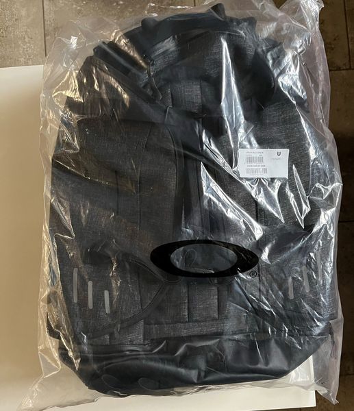 Рюкзак Oakley Aero Pack Blackout 26L Сірий 001641 фото