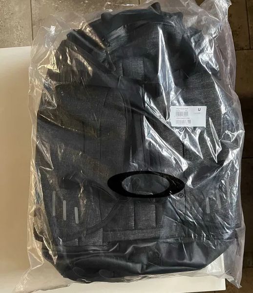 Рюкзак Oakley Aero Pack Blackout 26L Сірий 001641 фото