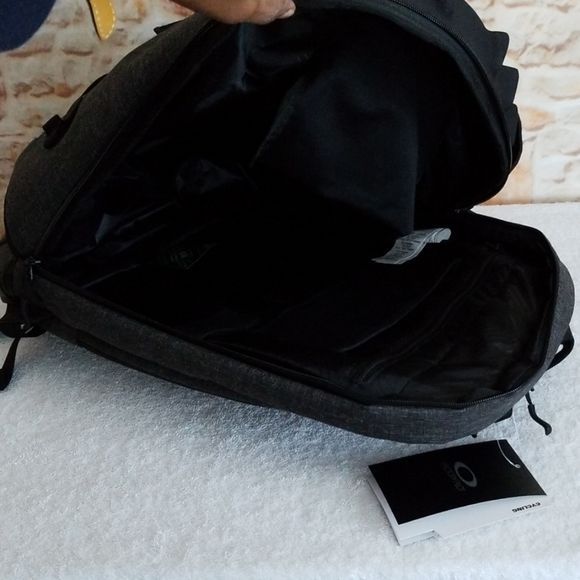 Рюкзак Oakley Aero Pack Blackout 26L Сірий 001641 фото