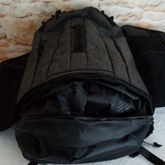 Рюкзак Oakley Aero Pack Blackout 26L Сірий 001641 фото
