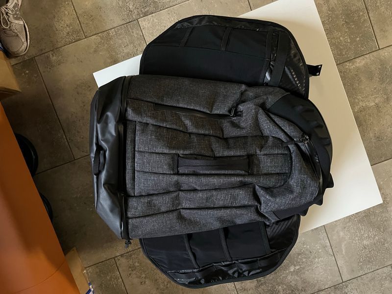 Рюкзак Oakley Aero Pack Blackout 26L Сірий 001641 фото